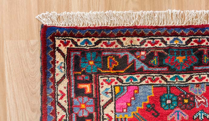 Clean geometric floral oriental rug with neat white fringe