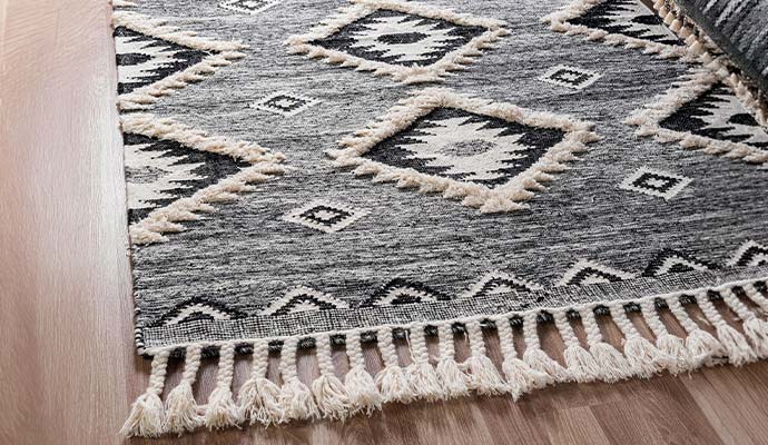 Geometric patterned woven Wool rug with fringe